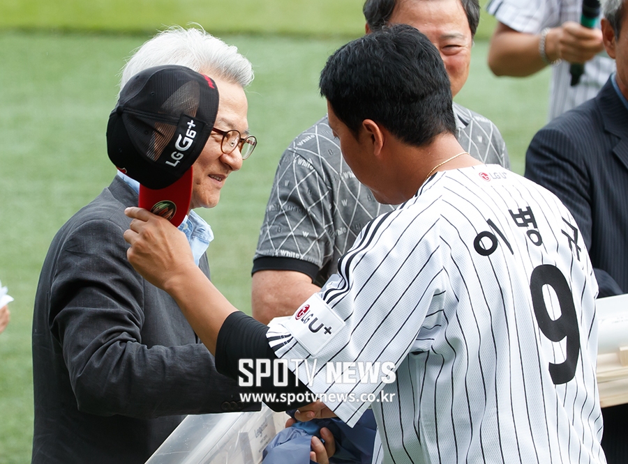 [포토S] 천보성 감독과 악수 나누는 이병규