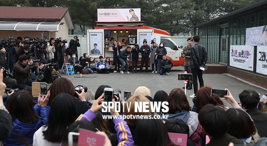 [포토S] 임시완 전역에 부대앞 북새통