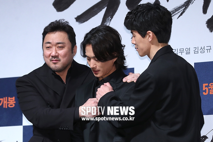 [포토S] 마동석-김무열, 김성규의 멱살을