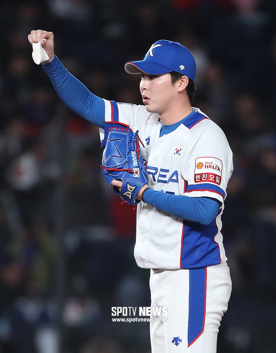 [스토리S] 열받은 캡틴 김현수, 로진백 교체가 왜 안돼요? 심판에게 강력 어필