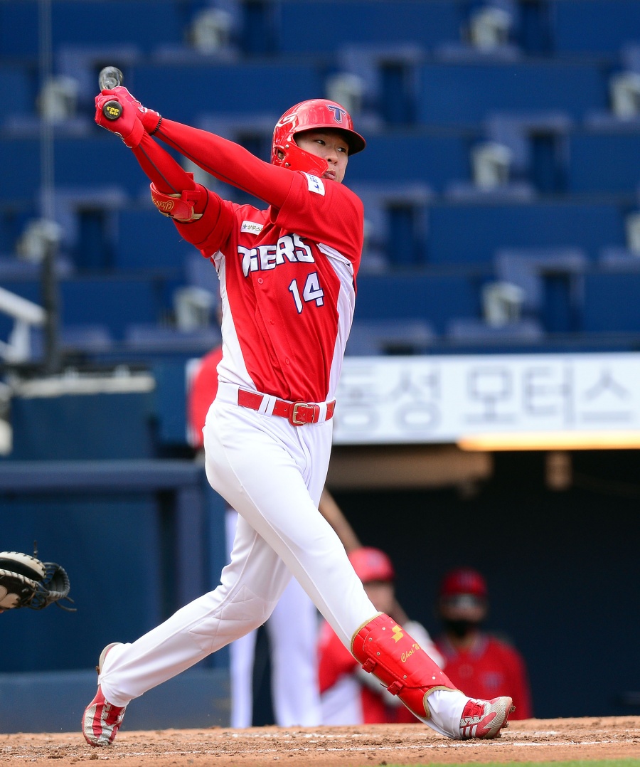 KIA 김규성, 김범수 상대 데뷔 첫 홈런 폭발