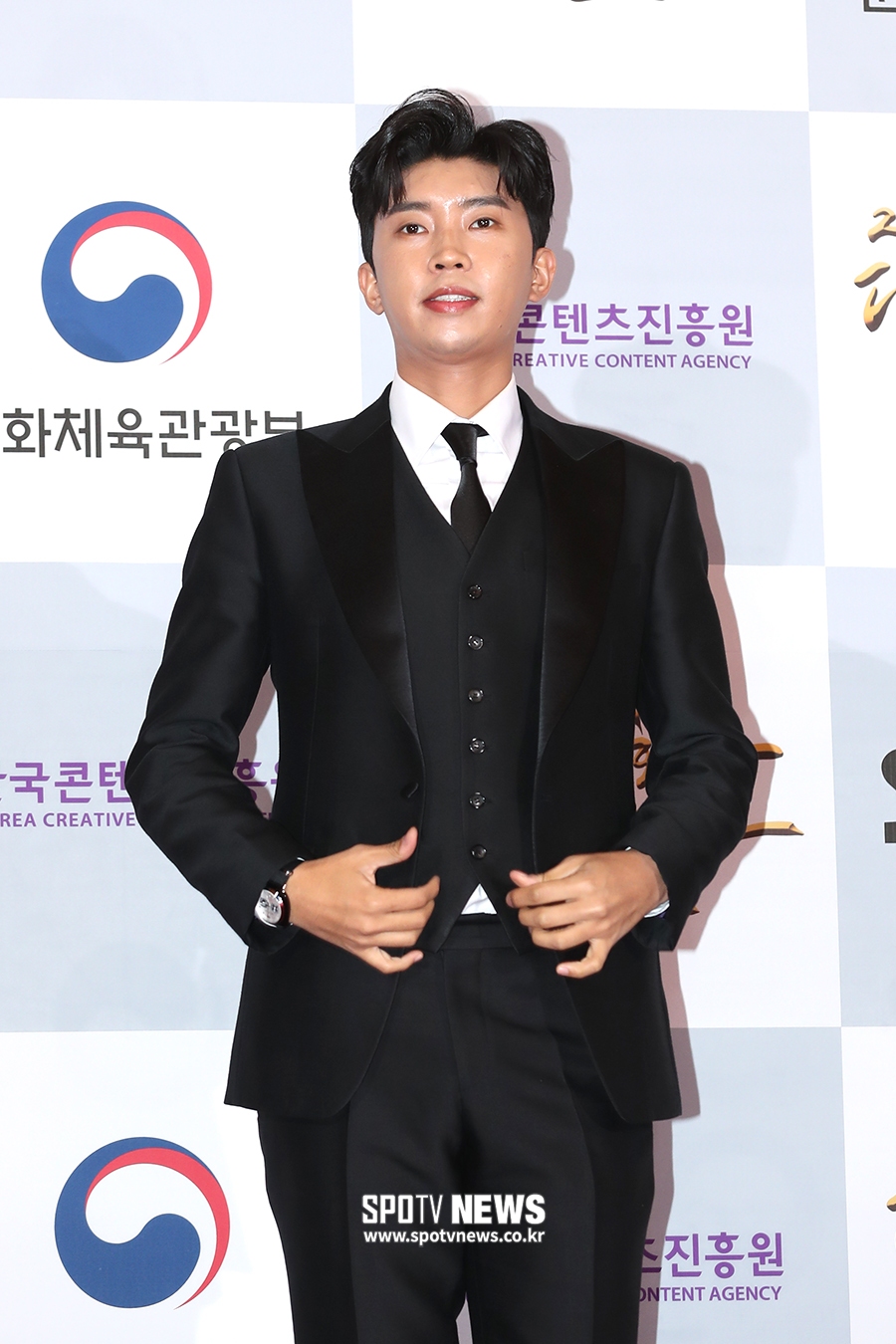 [포토S] 임영웅, 옷매무새 가다듬고