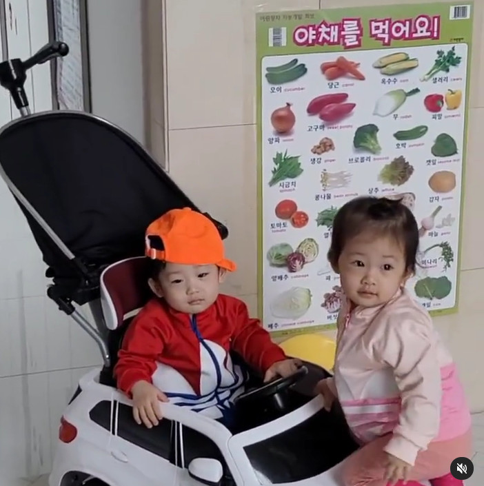 이천수, ♥심하은만 똑 닮은 쌍둥이 근황 공개…어린이집 출발 전 외제차