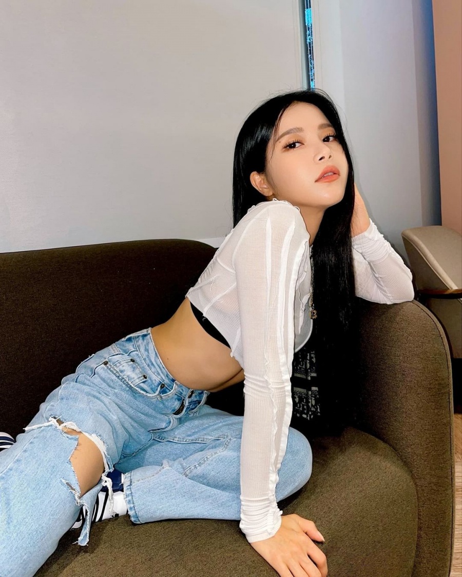 45억 건물주 솔라, 요요로 7kg 쪘다는데…여전히 잘록한 허리