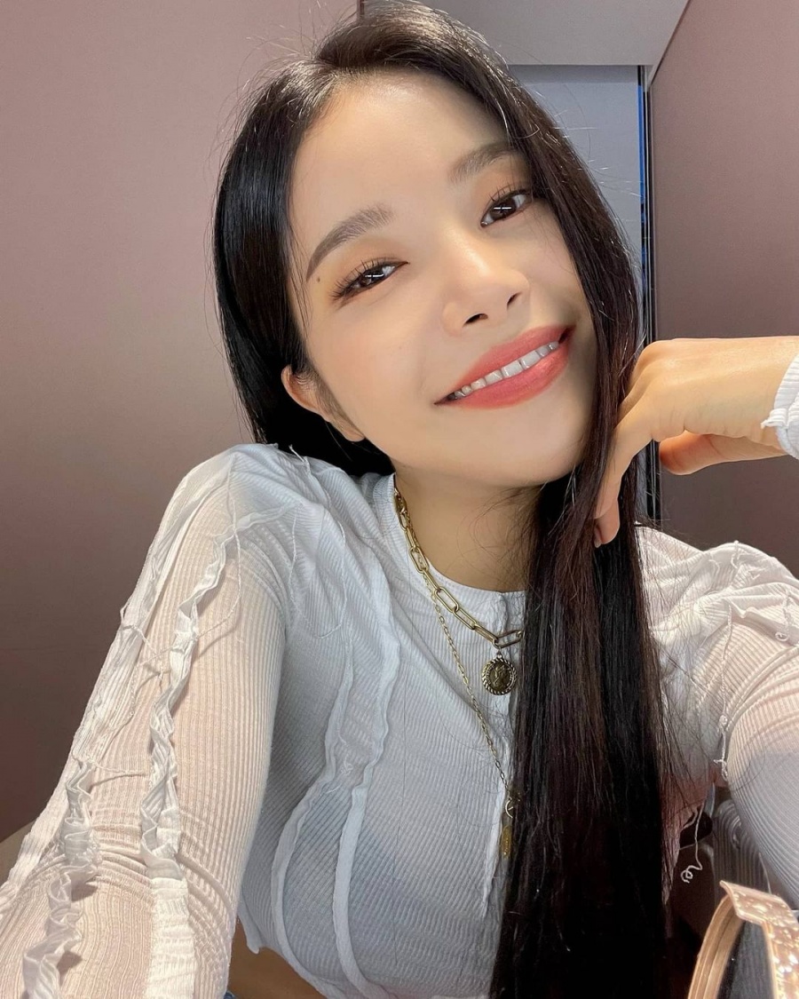 45억 건물주 솔라, 요요로 7kg 쪘다는데…여전히 잘록한 허리