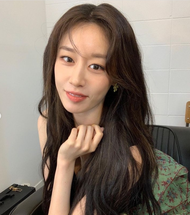 지연, 어깨 훤히 드러낸 예비신부…황재균 정신 못차릴 미모 ♥휴우♥
