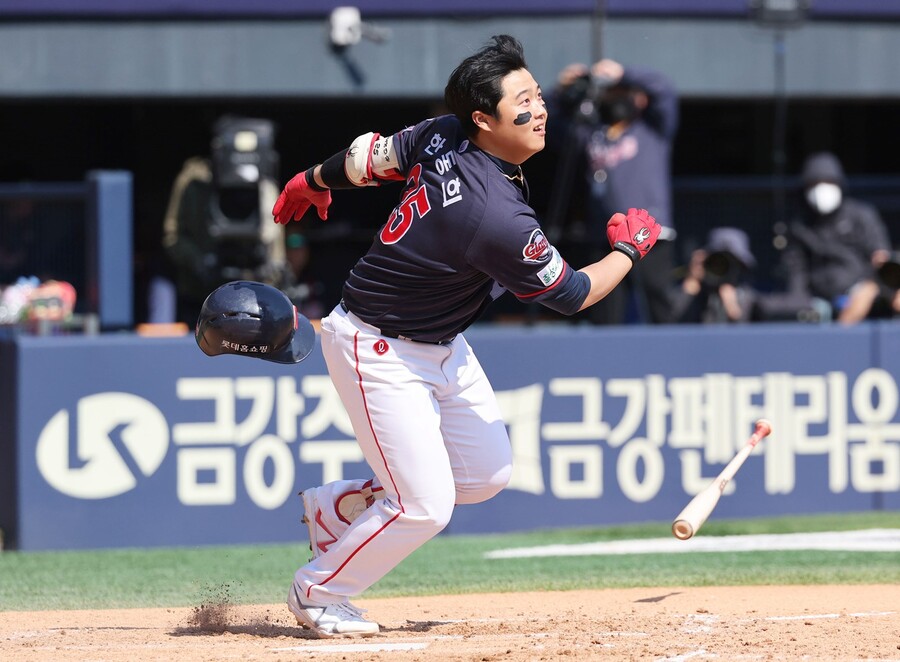 4월 MVP 롯데 한동희, 선발 라인업 제외…NC전 벤치 대기[SPO 사직]