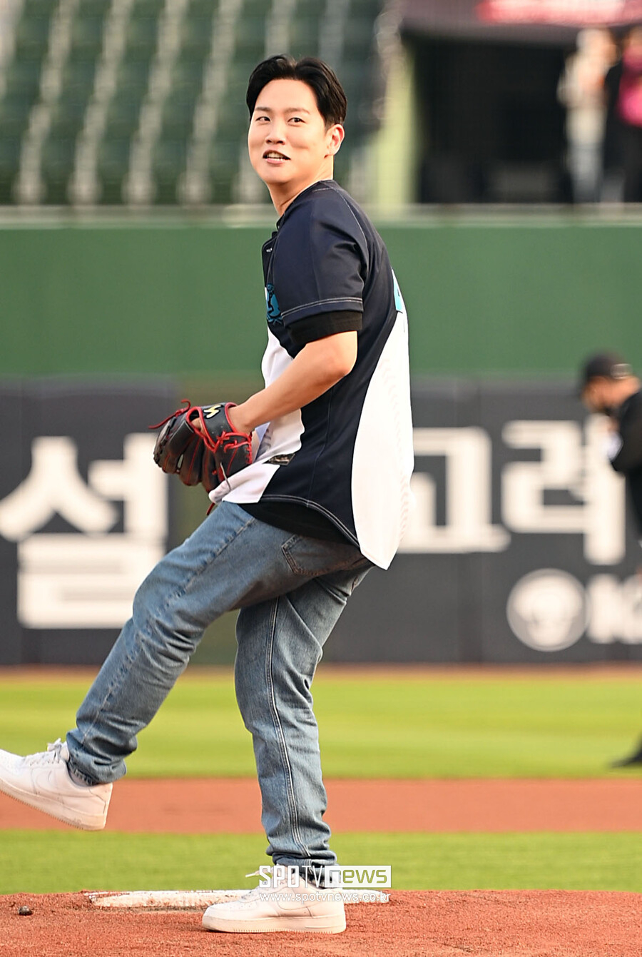 [포토]래퍼 한해 롯데의 승리를 위해, 와인드 업!