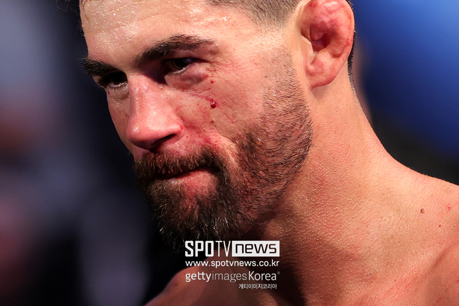 소금쟁이 스텝도 소용없다…전 UFC 챔피언 도미닉 크루즈 KO패
