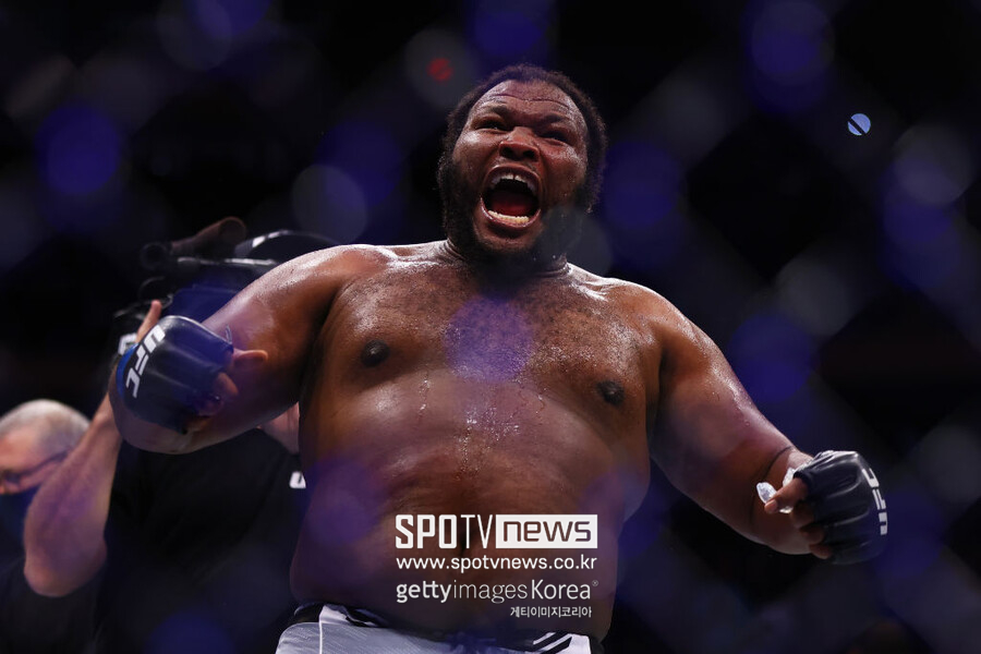 하늘나라 간 아내에게 승리를…크리스 바넷 UFC 대역전승