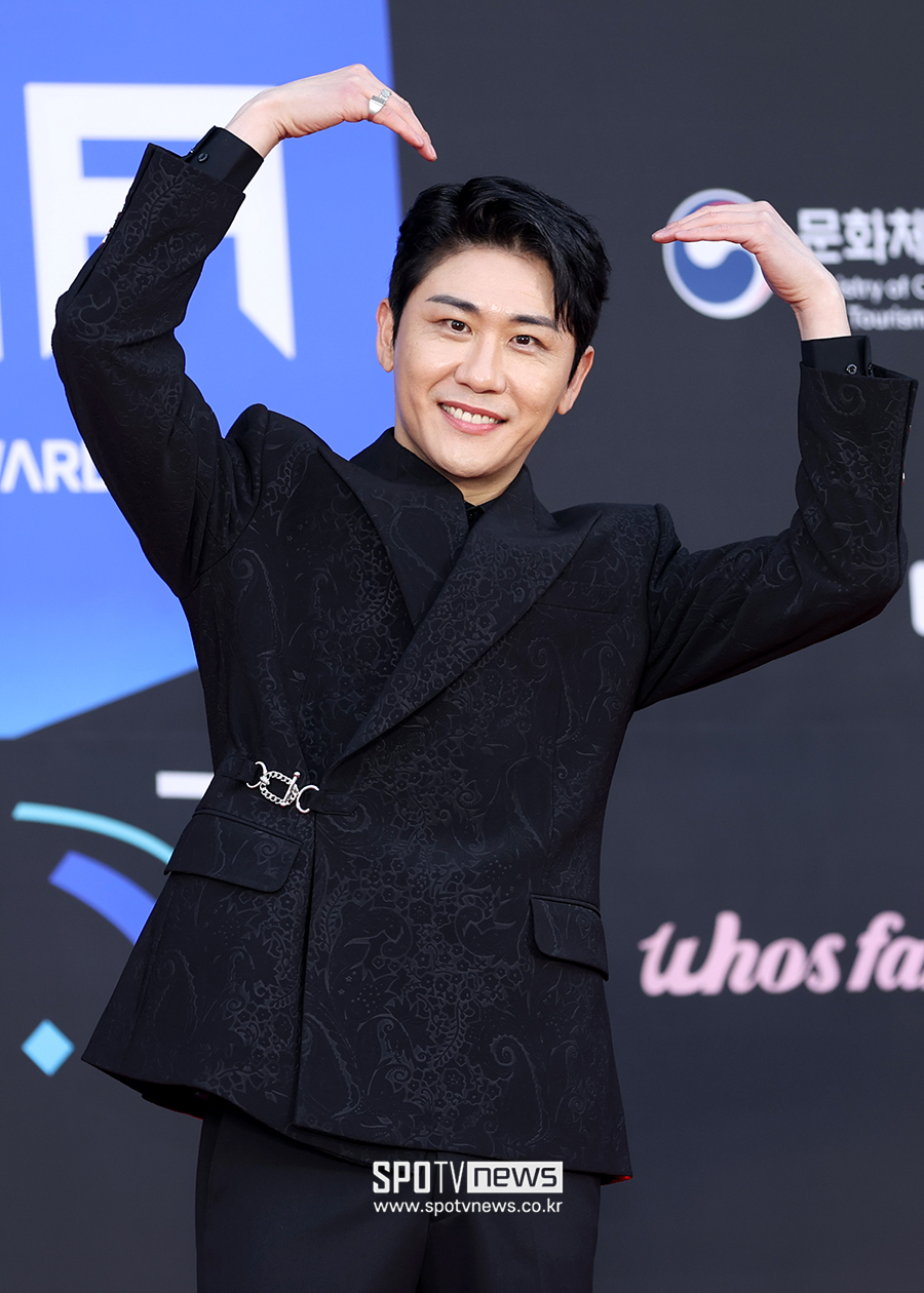[포토S] 영탁, 하트에 미소는 덤~