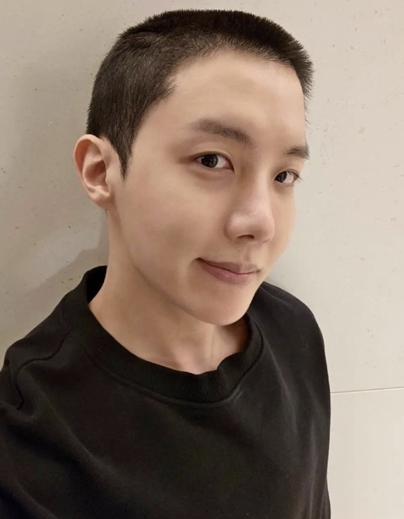 입대 방탄소년단 제이홉, 까까머리 공개…건강히 잘 다녀오겠다