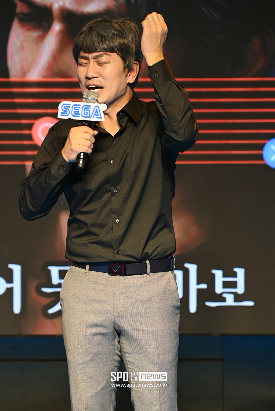 [포토]바카다로우 열창하는 다나카, 부장님 3차 노래방 포스