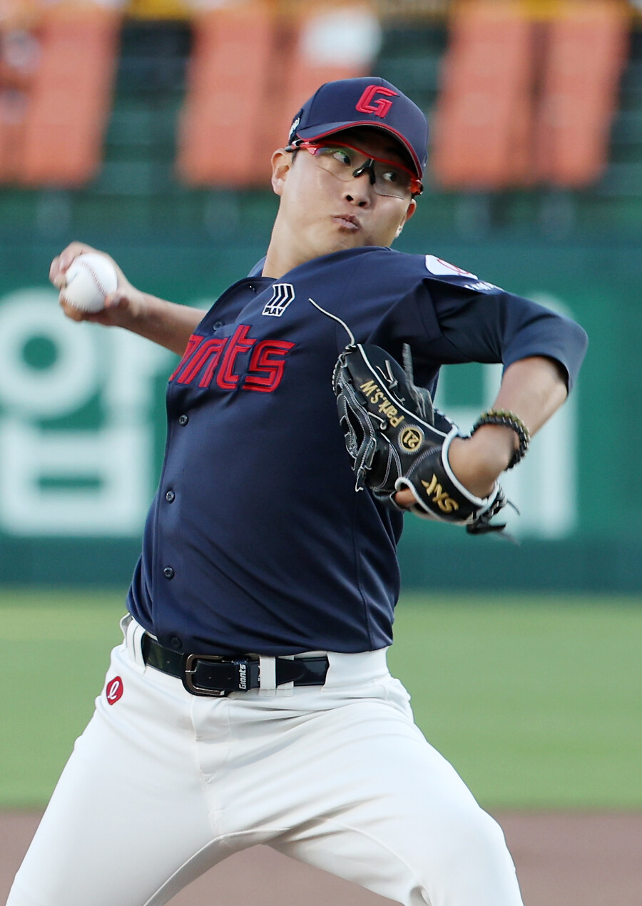 충격 10실점 안경 에이스, 10년 커리어 처음이야…112구 왜 지켜봤을까