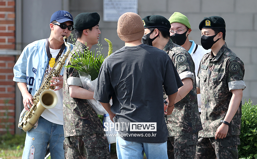 [포토S] 방탄소년단 진 전역, 멤버들의 축하 받으며
