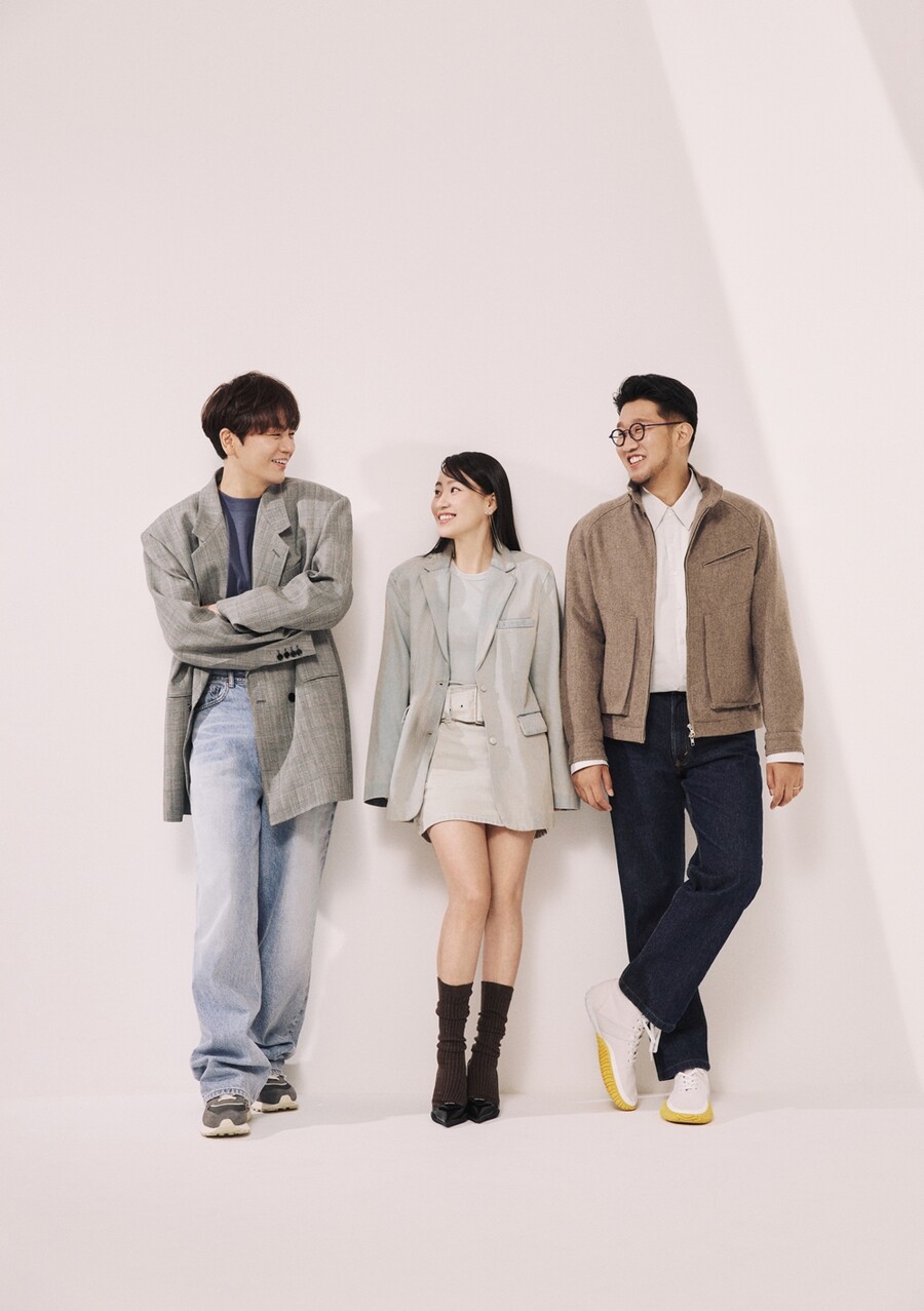 어반자카파, 가족 사진이 따로 없네…열 손가락 팬들 위한 곡