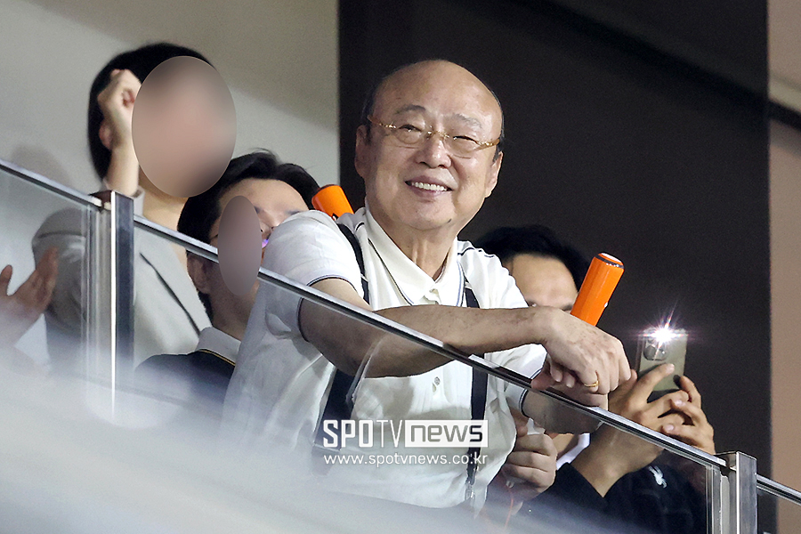 파도타기 하는 회장님 여기 있습니다…김승연 회장이 몸소 보여준 이글스 찐사랑