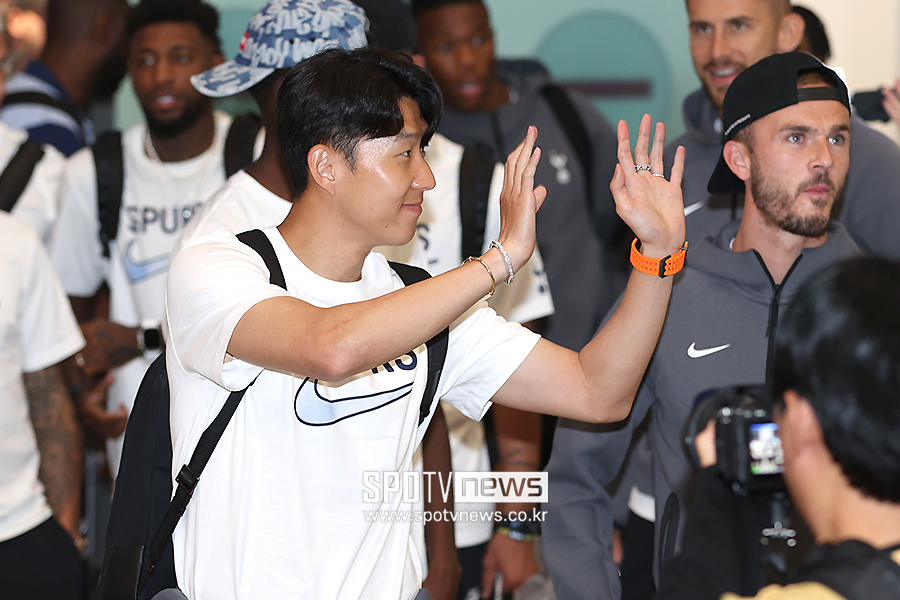 [포토S] 팬들에게 인사하는 쏘니