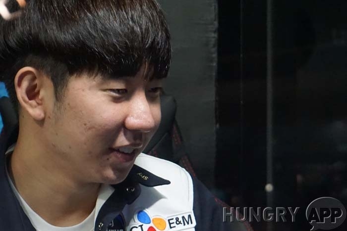 [롤챔스 섬머] CJ 샤이! SKT 매치 앞두고 여유로운 웃음