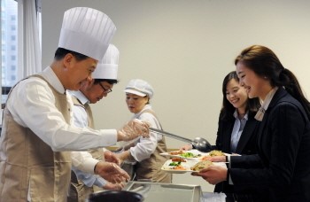 신한생명, 설 맞이 떡국 배식 행사