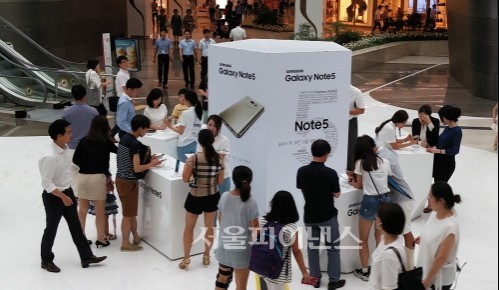[르포] 갤노트5·갤S6 엣지+ 체험존 북적 영업점 썰렁
