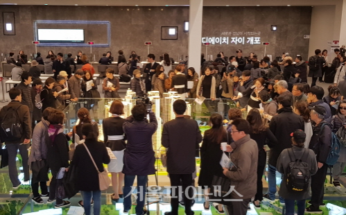 [포토뉴스] 발 디딜 틈 없는 디에이치자이 개포 견본주택
