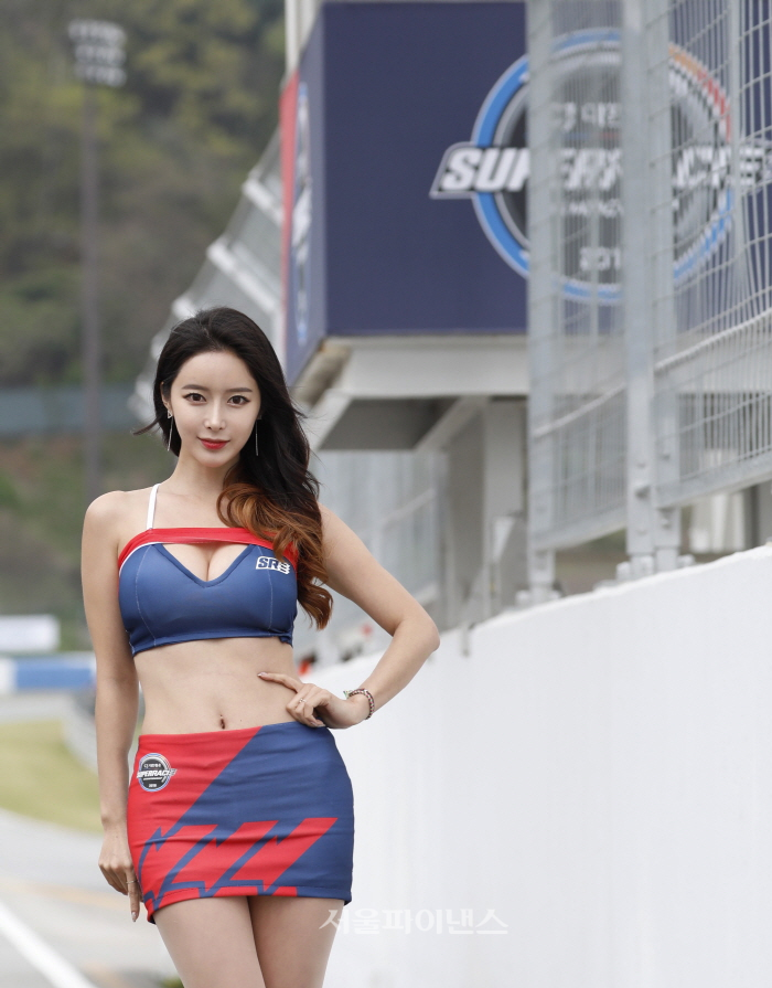 레이싱모델 소이, 섹시한 몸매+베이비 페이스 아우라