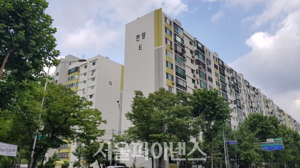 [르포] 요동치는 여의도·용산 집값…재건축 미뤄진 단지는 찬밥