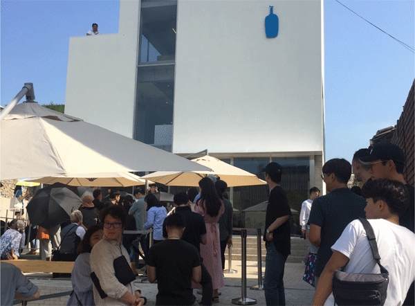 [르포] 갤러리 분위기 살린 블루보틀 삼청 카페