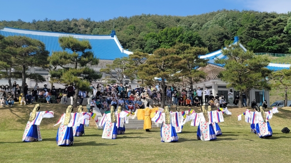 청와대 국민품으로 국립부산국악원, 합천서 기념 행사