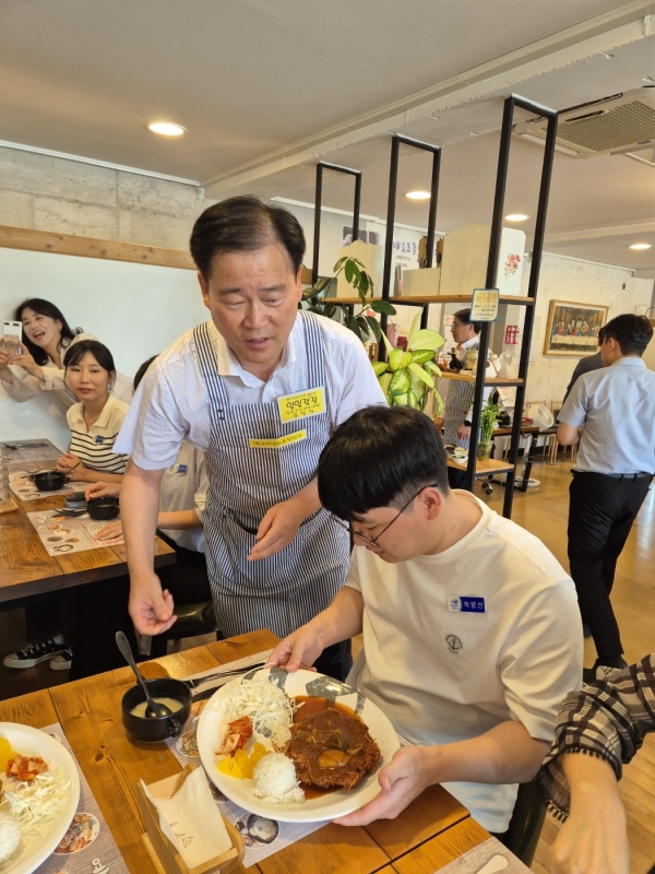 김정섭 영광군수 권한대행, 예그리나보호작업장 일일점장 활동