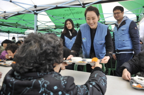 포스코건설, 독거노인 대상 설맞이 나눔행사
