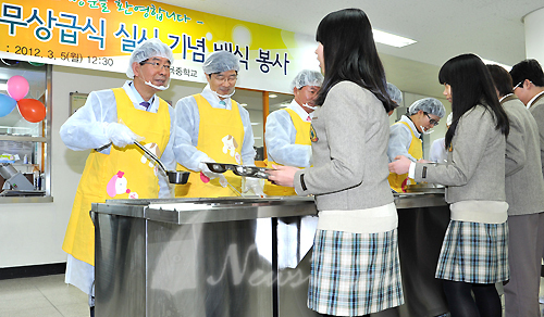 [포토] 친환경 무상급식 실시 기념 배식봉사