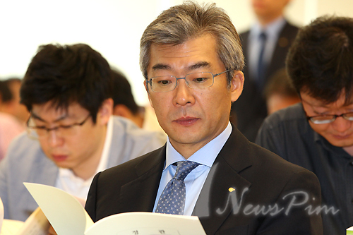 [포토] 정관 살펴보는 이승국 동양증권 신임 사장