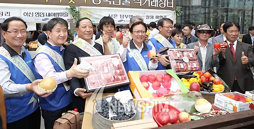 [뉴스핌 포토] 삼성 사장단, 농축산물 직거래장터 `일일점장`