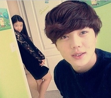 김유정 친오빠 깜짝! 동생이랑 판박이 훈남 오빠 눈길