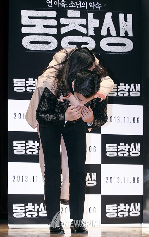 [뉴스핌 포토] 영화 동창생 탑, 팬 서비스는 확실하게…업어주기까지!
