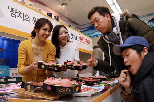 [포토] 이마트 “반값 참치회 구경하세요”