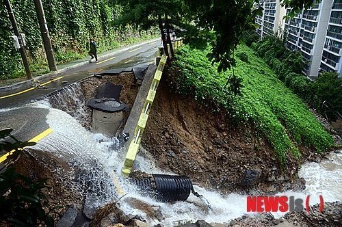 [포토] 부산 지역 집중호우로 학교 앞 절개지 '붕괴'