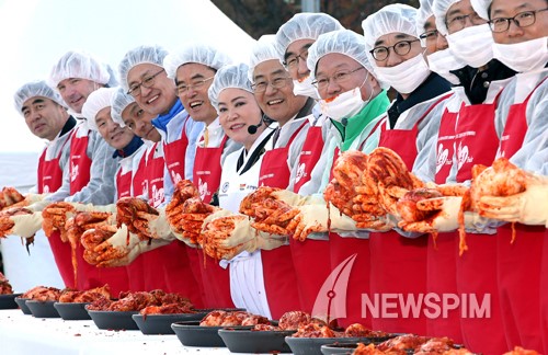 [뉴스핌 포토] 금융투자업계 제4회 사랑의 김치 Fair