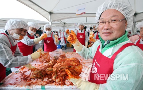 [뉴스핌 포토] 김치로 사랑 전하는 김원규 우투證 대표
