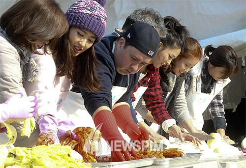 [뉴스핌 포토] 정성스럽게 담그는 김장김치
