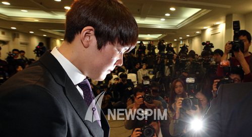 [뉴스핌 포토] 고개 떨군 수영 영웅 박태환