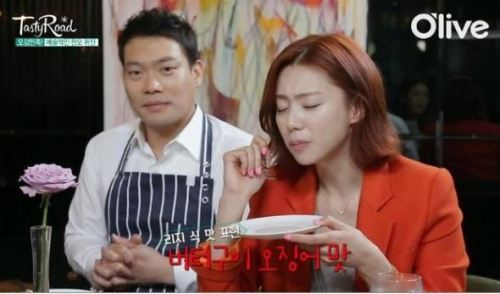 이찬오 셰프 요리에 배용준 연인 박수진 감탄...“오징어 먹물 떡볶이, 대박 ”
