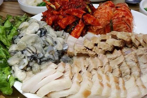 2TV 저녁 생생정보 종로 굴보쌈 골목 맛집, 굴보쌈 시키면 감자탕 공짜 대박