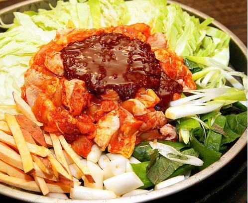 2TV 저녁 생생정보 춘천 닭갈비 맛집, 국내산 생닭+비법 양념...24년 전통 장사의 신