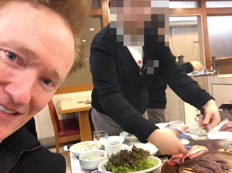 코난 오브라이언, 고깃집에서 한국문화에 감탄 고기를 가위로 자르네