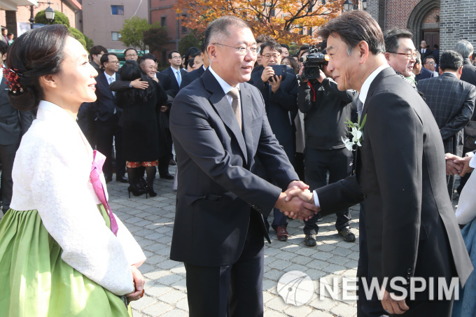 정성이 이노션 고문 딸 결혼식…범현대家 집결