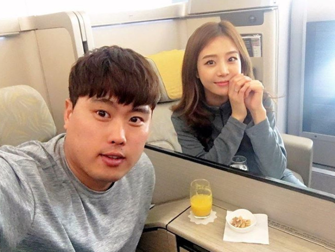 류현진 배지현 LA 동반 출국…해맑은 미소로 Going to LA~