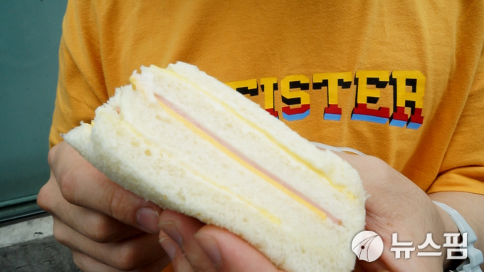 [영상] “이 맛에 1700원 실화냐” 하루 3000개 팔린 대만 국민 샌드위치 ‘홍루이젠’